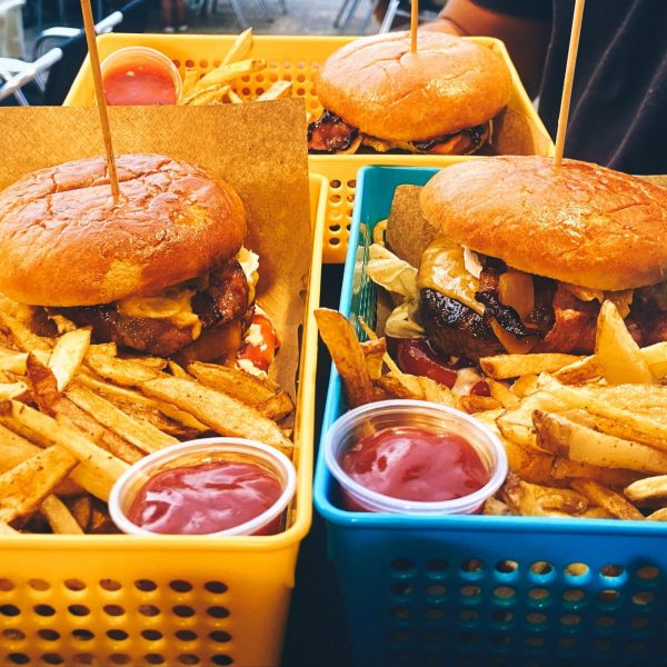 bandeja de hamburguesas con patatas