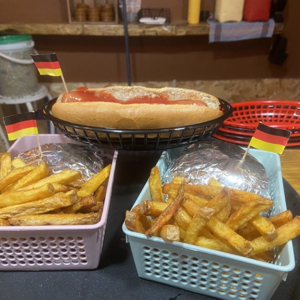 handejas de hamburguesas, frankfurts i patatas